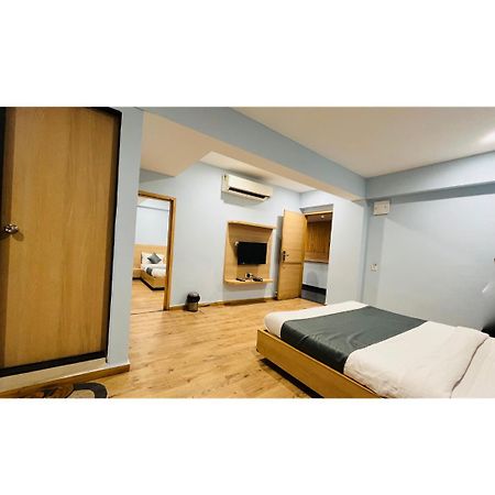 Hotel The Berlin à Gandhinagar Extérieur photo