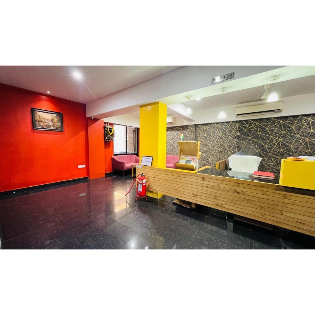 Hotel The Berlin à Gandhinagar Extérieur photo