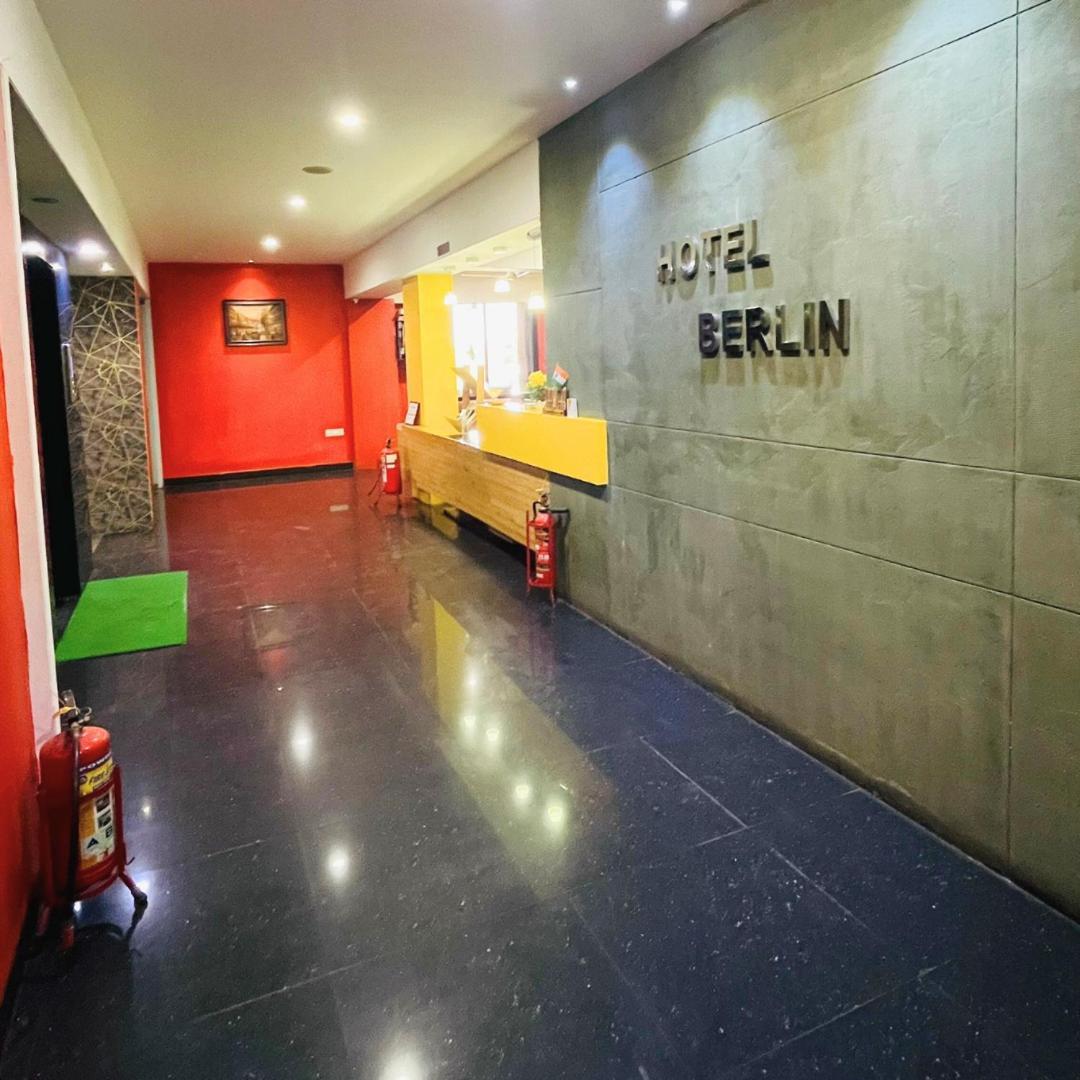 Hotel The Berlin à Gandhinagar Extérieur photo