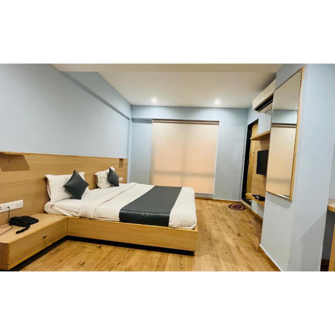 Hotel The Berlin à Gandhinagar Extérieur photo