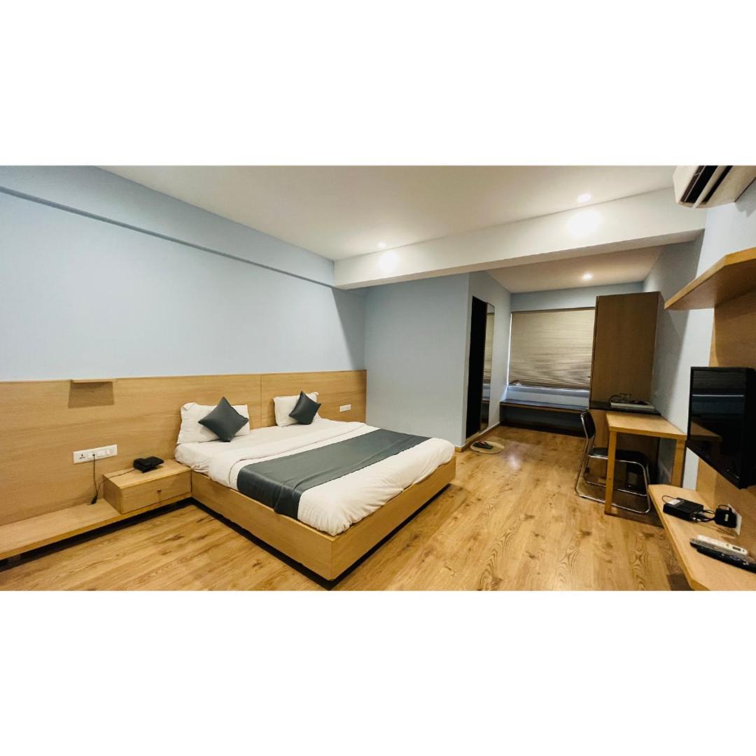 Hotel The Berlin à Gandhinagar Extérieur photo