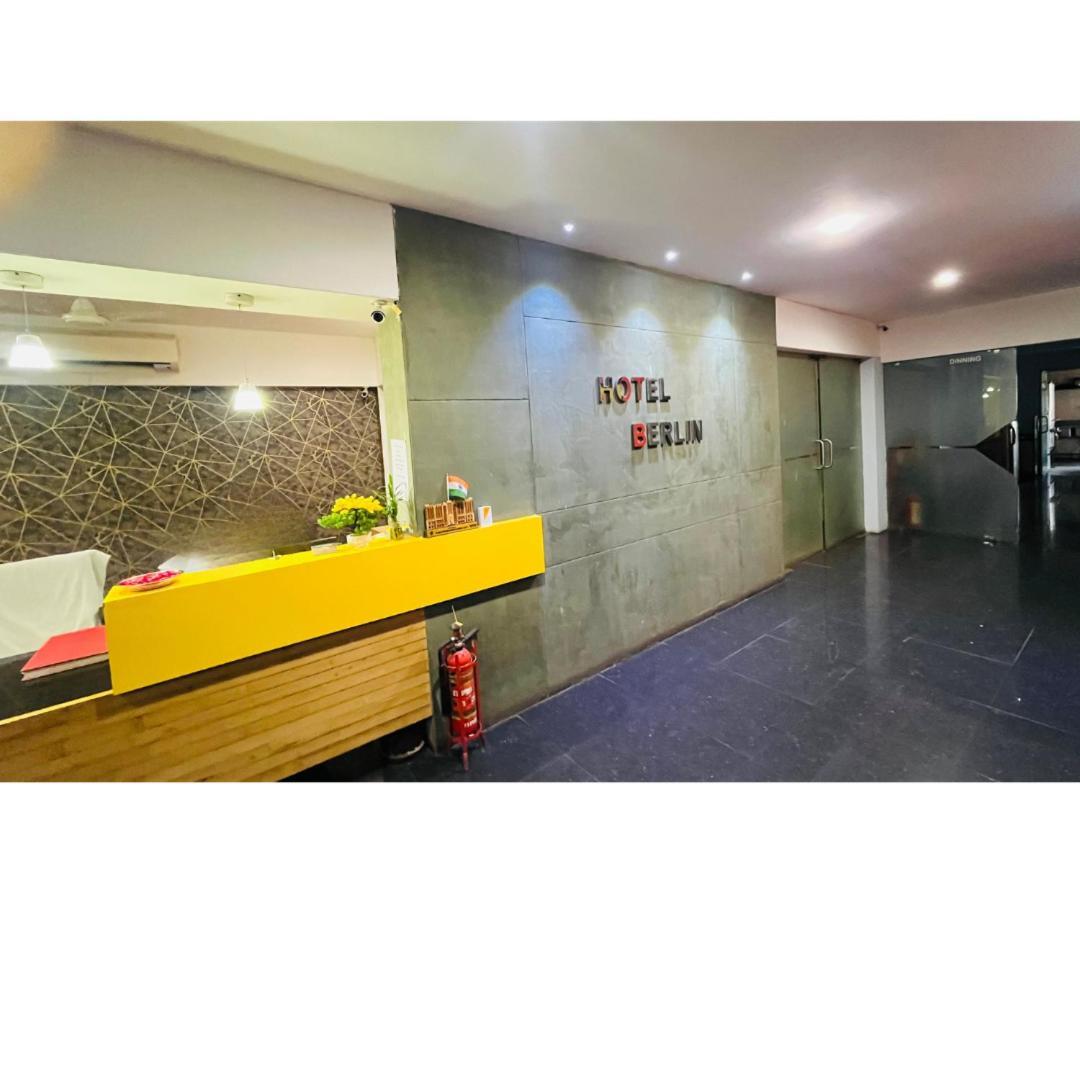 Hotel The Berlin à Gandhinagar Extérieur photo