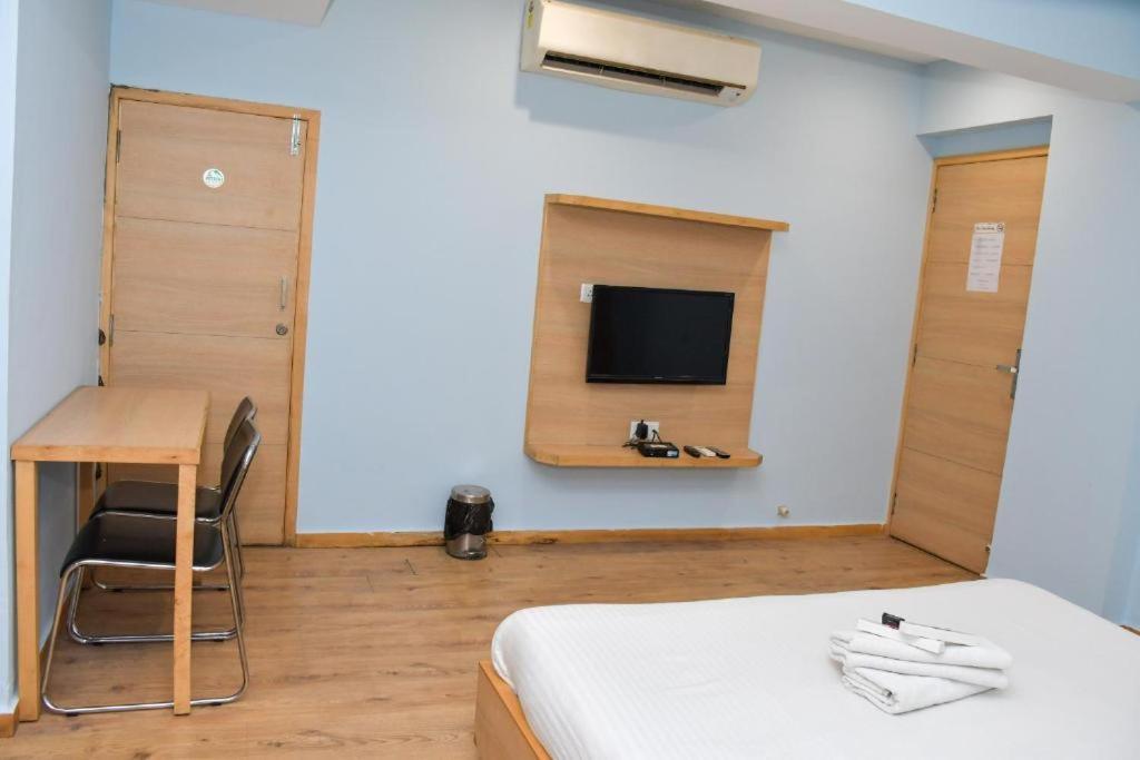 Hotel The Berlin à Gandhinagar Extérieur photo