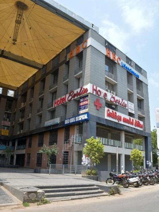Hotel The Berlin à Gandhinagar Extérieur photo