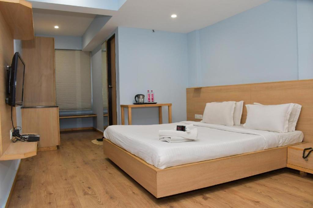 Hotel The Berlin à Gandhinagar Extérieur photo