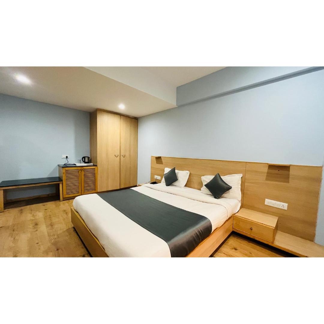Hotel The Berlin à Gandhinagar Extérieur photo